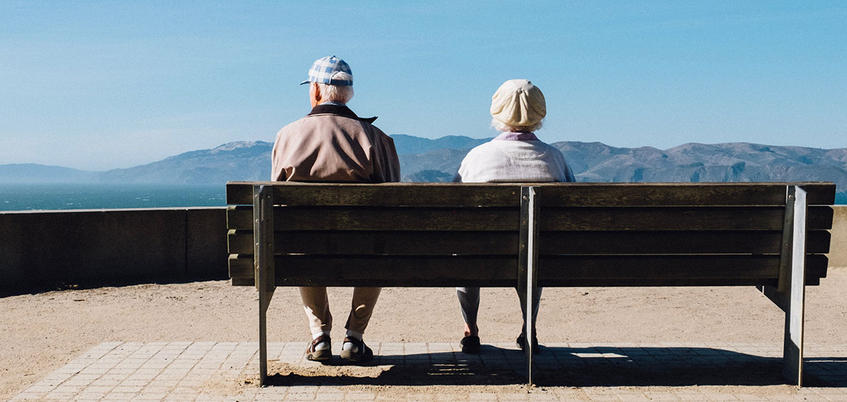 Couple de personnes âgées sur un banc